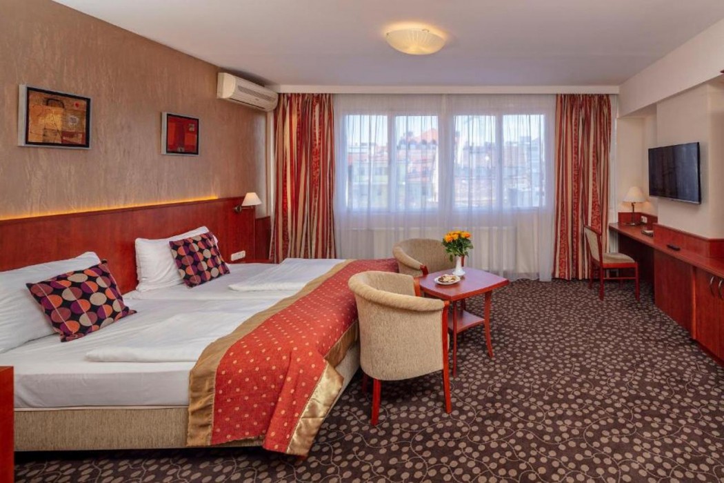 Hotel Charles 24/67