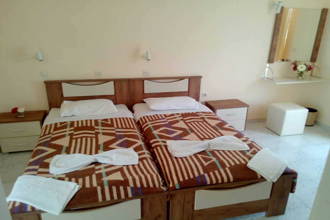 Leonidas Hotel & Studios 15/65