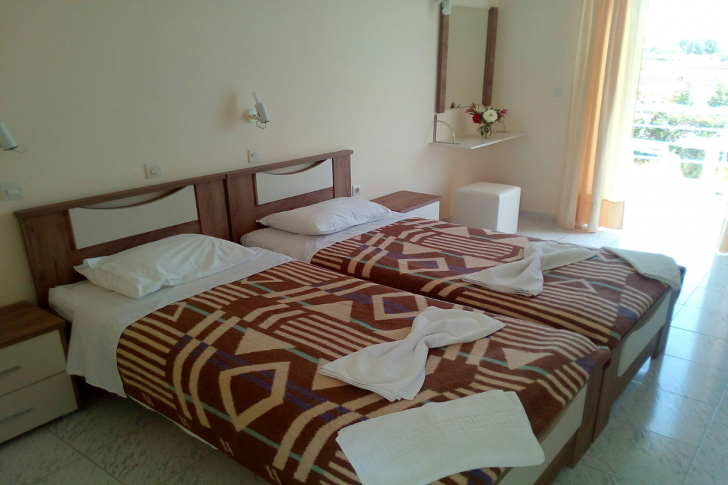 Leonidas Hotel & Studios 14/65