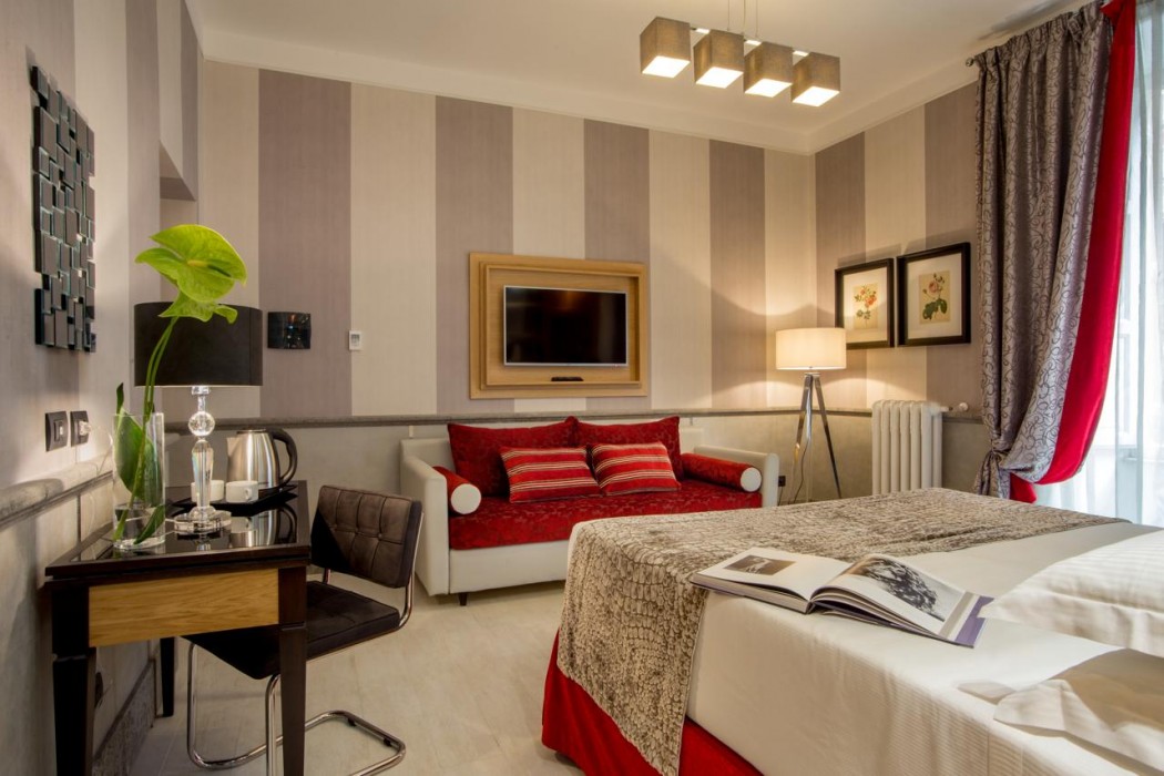 Royal Court Hotel 37/63