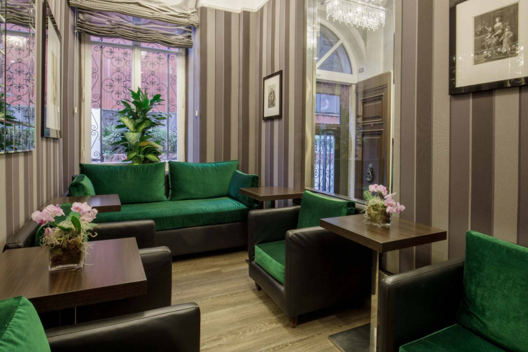Royal Court Hotel 8/63