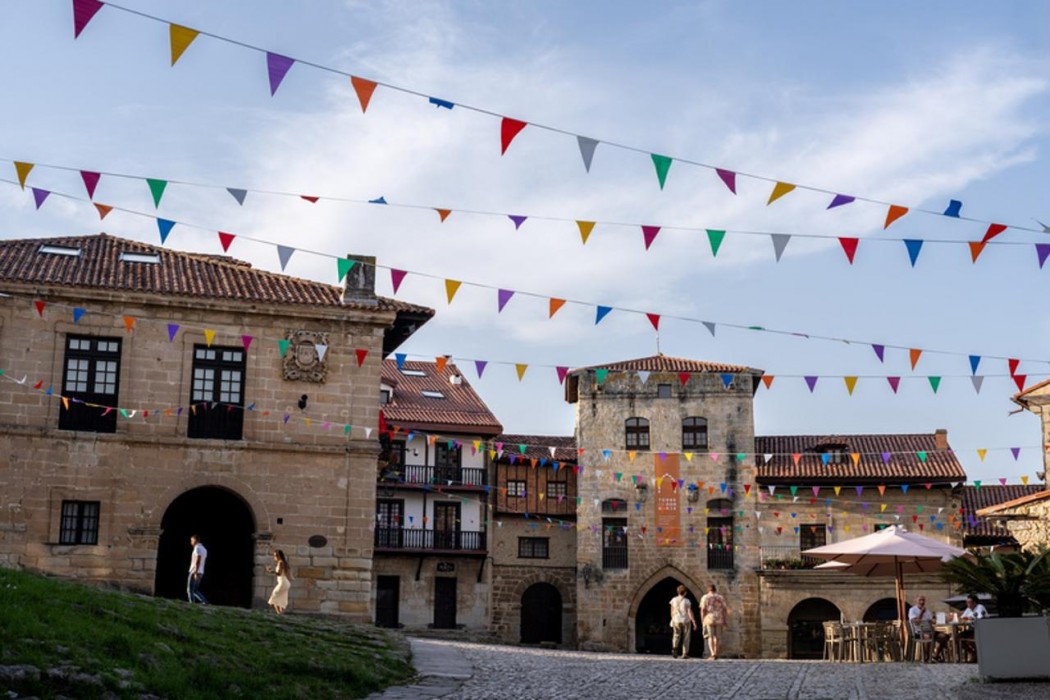 PARADOR DE SANTILLANA GIL BLAS 1/38