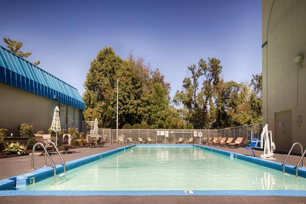 Days Inn & Suites by Wyndham Johnson City 21/36