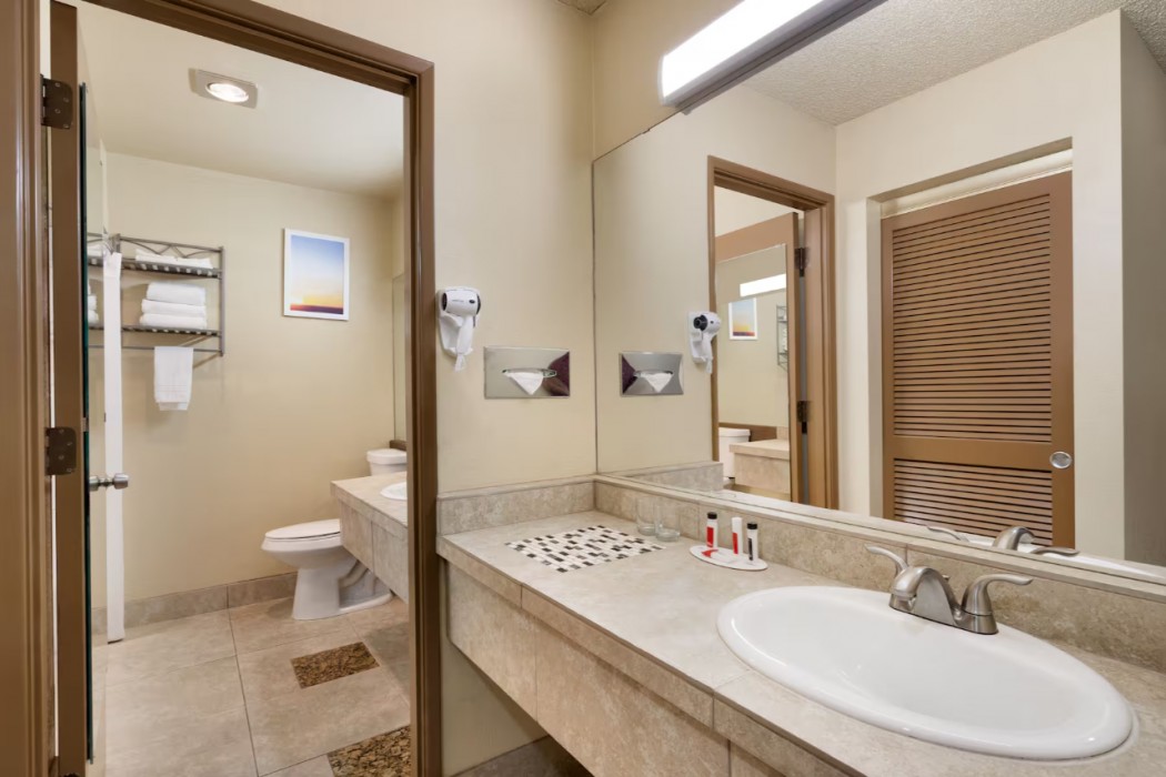 Days Inn by Wyndham Bend 24/49