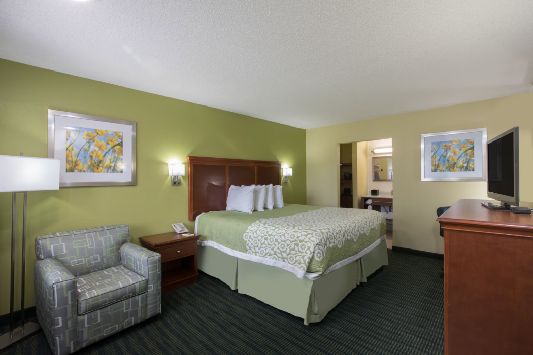 Days Inn & Suites by Wyndham Big Spring 7/28