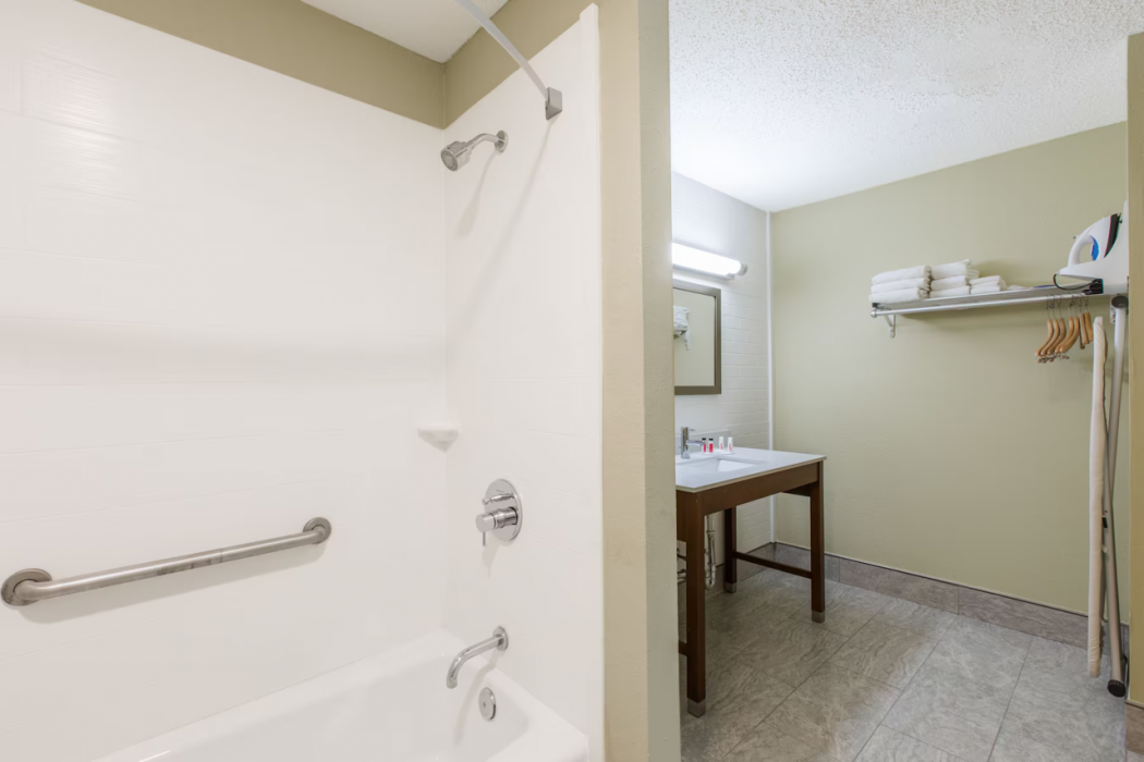 Days Inn & Suites by Wyndham Big Spring 4/28