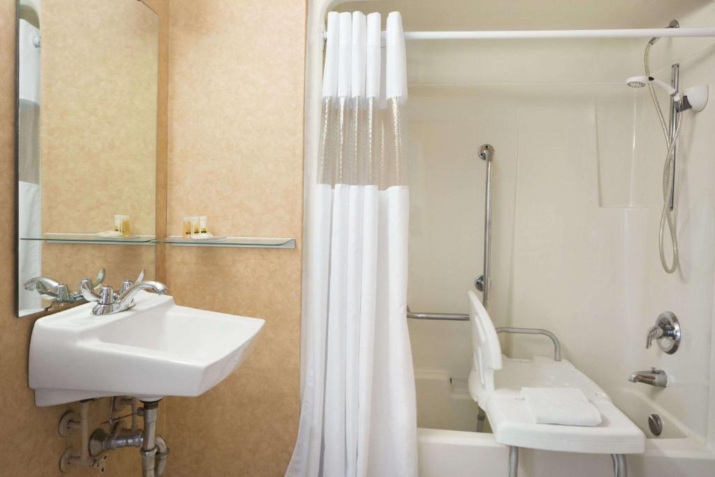 Days Inn by Wyndham Brantford 8/21