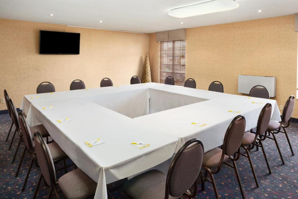 Days Inn by Wyndham Brantford 11/21