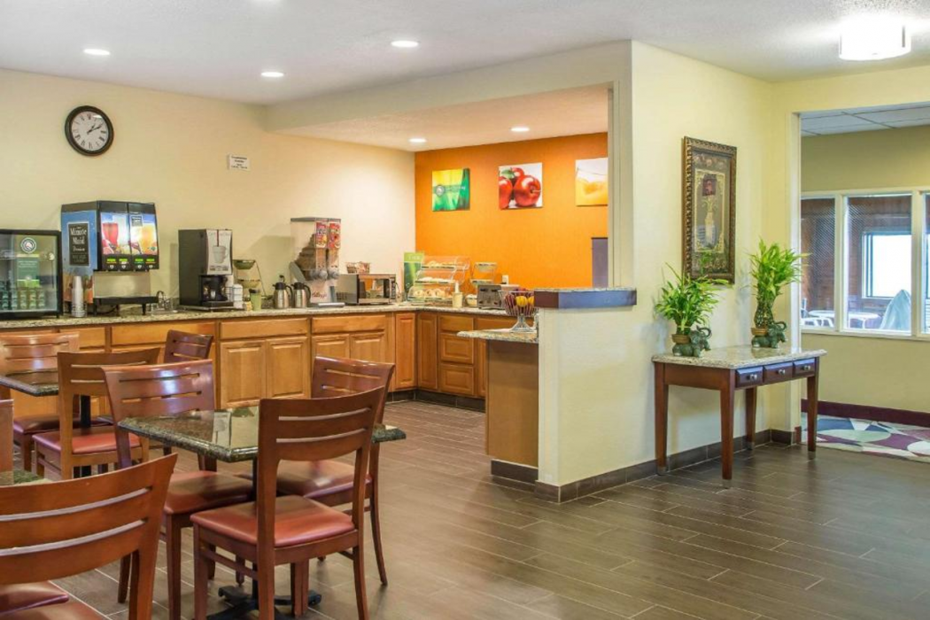 Quality Inn & Suites Bloomington I-55 and I-74 21/39