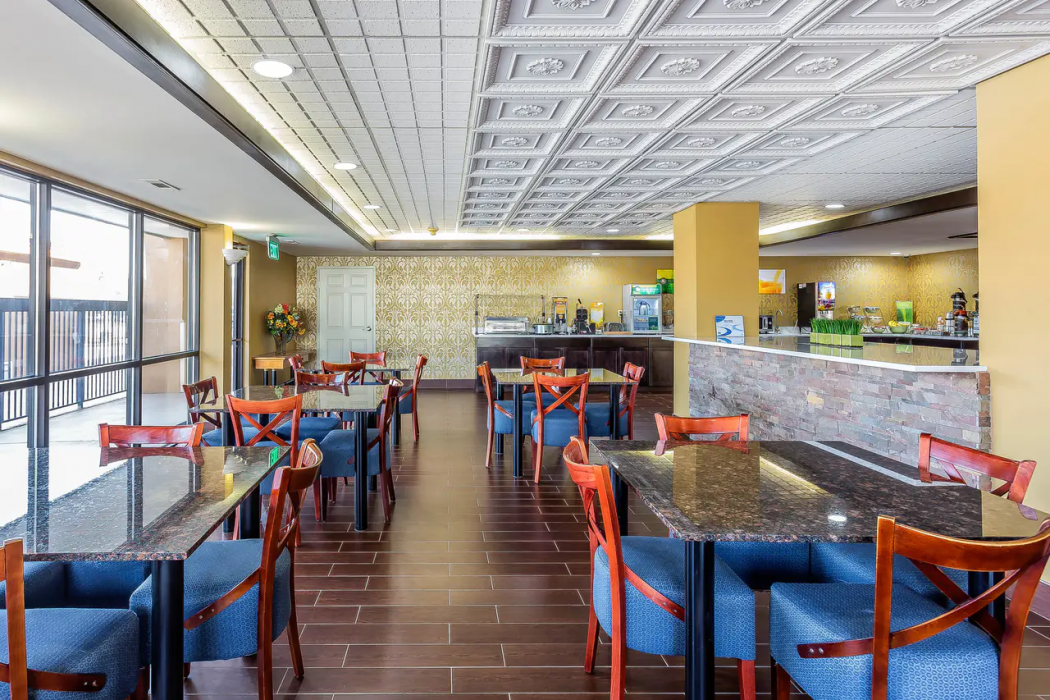 Quality Inn & Suites near Robins Air Force Base 16/21
