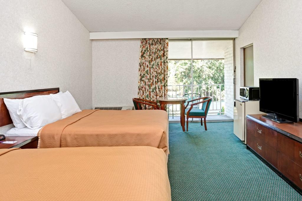Knights Inn Claremont 4/14