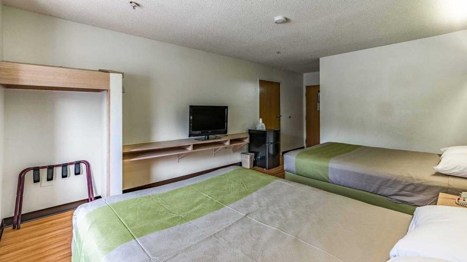 Motel6 Charlotte, NC - University 23/45
