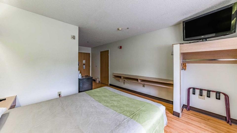 Motel6 Charlotte, NC - University 15/45