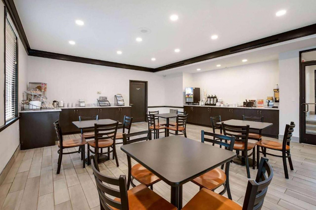 Travelodge by Wyndham Canton/Livonia Area, MI 23/38