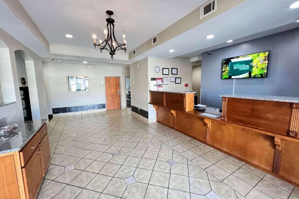 Econo Lodge Augusta West near Fort Gordon 8/34