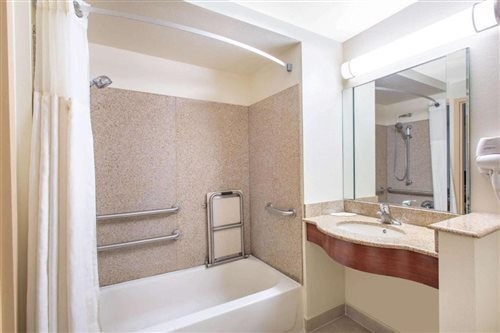 Econo Lodge Woodbridge 11/36