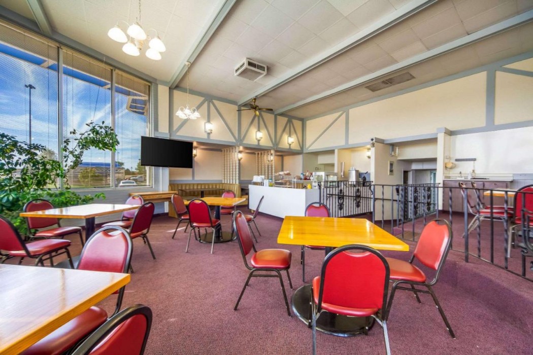 Hospitality Inn & Suites 21/37