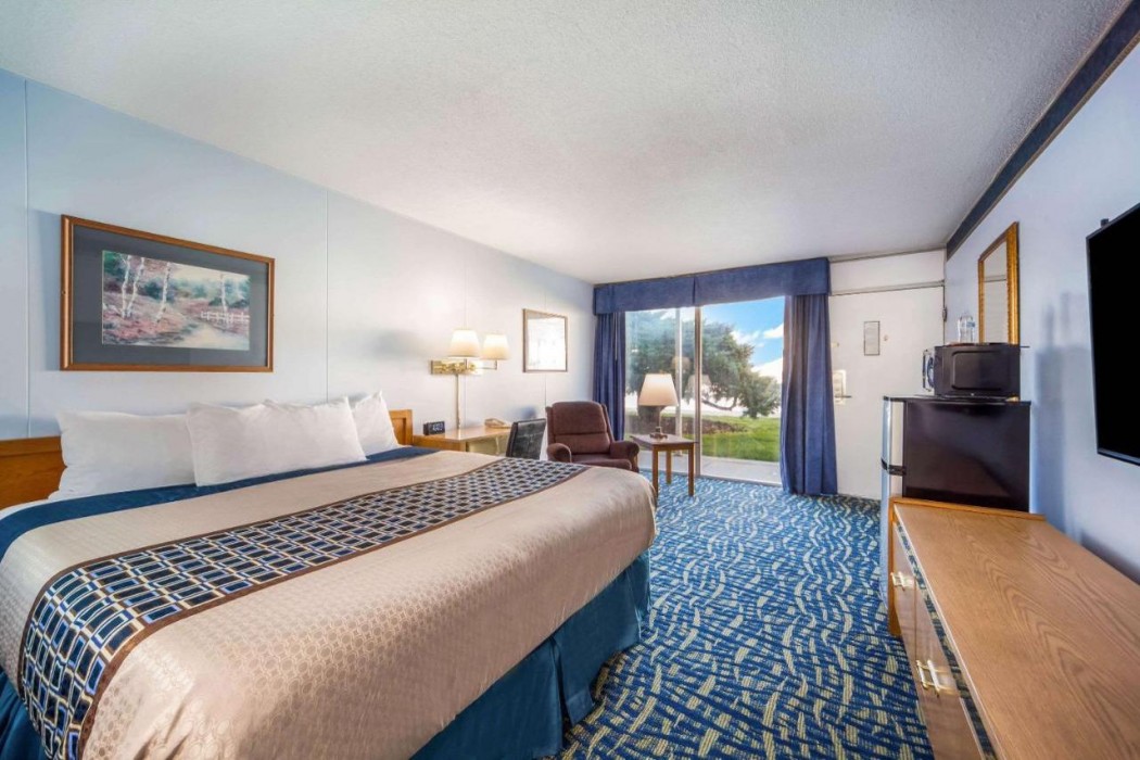 Hospitality Inn & Suites 8/37
