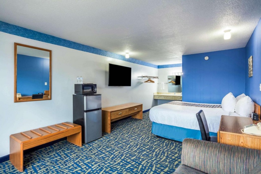 Hospitality Inn & Suites 6/37