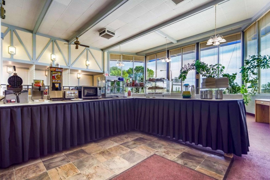Hospitality Inn & Suites 23/37