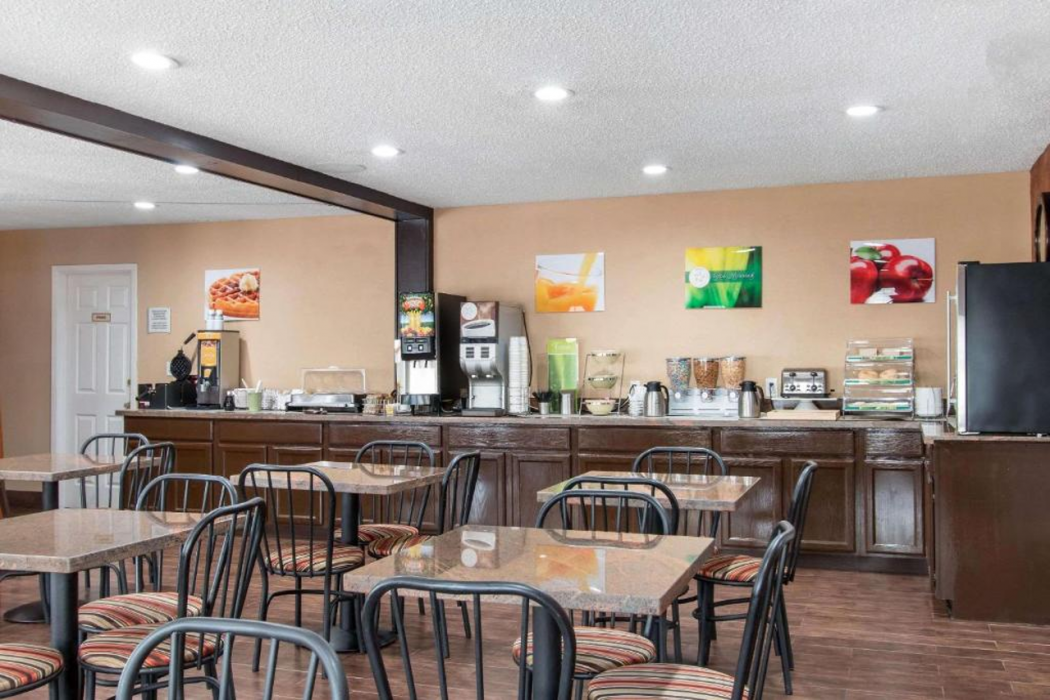 Quality Inn & Suites I-35 Near Frost Bank Center San Antonio, TX 23/33