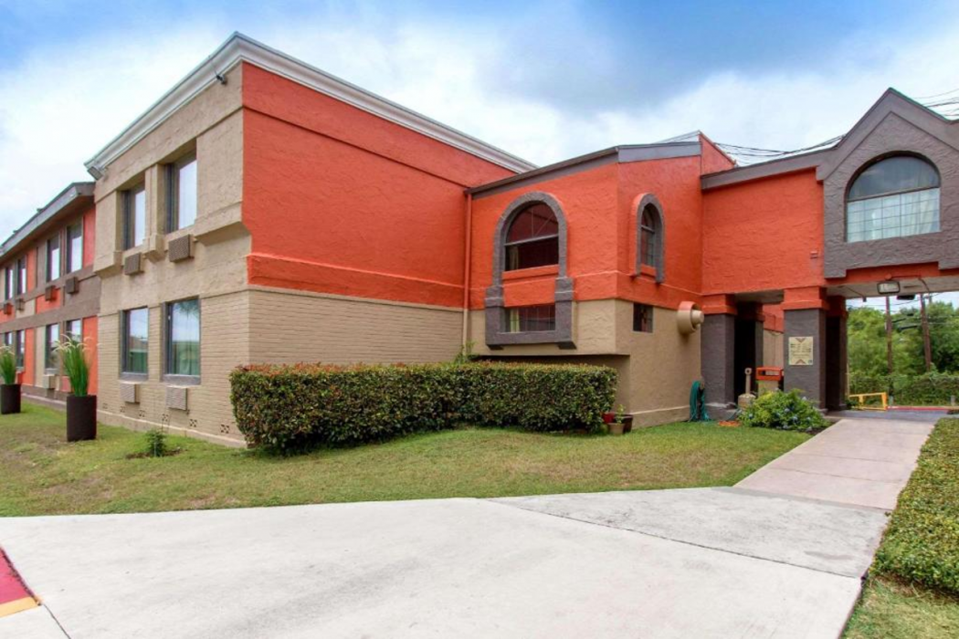 Quality Inn & Suites I-35 Near Frost Bank Center San Antonio, TX photo2