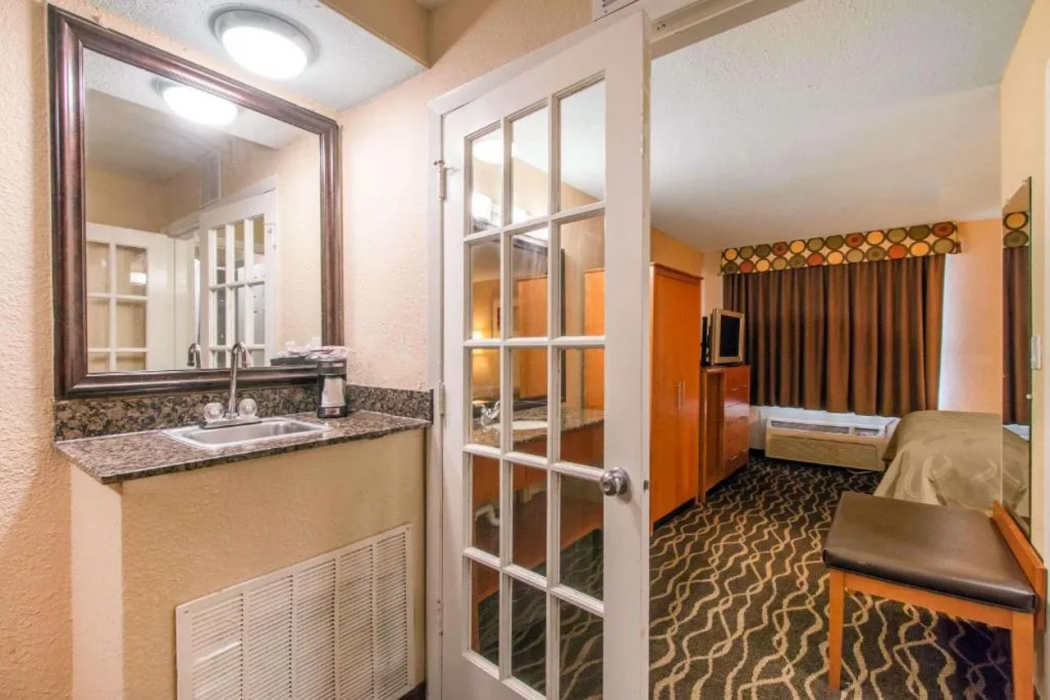 Quality Inn & Suites I-35 Near Frost Bank Center San Antonio, TX 16/33