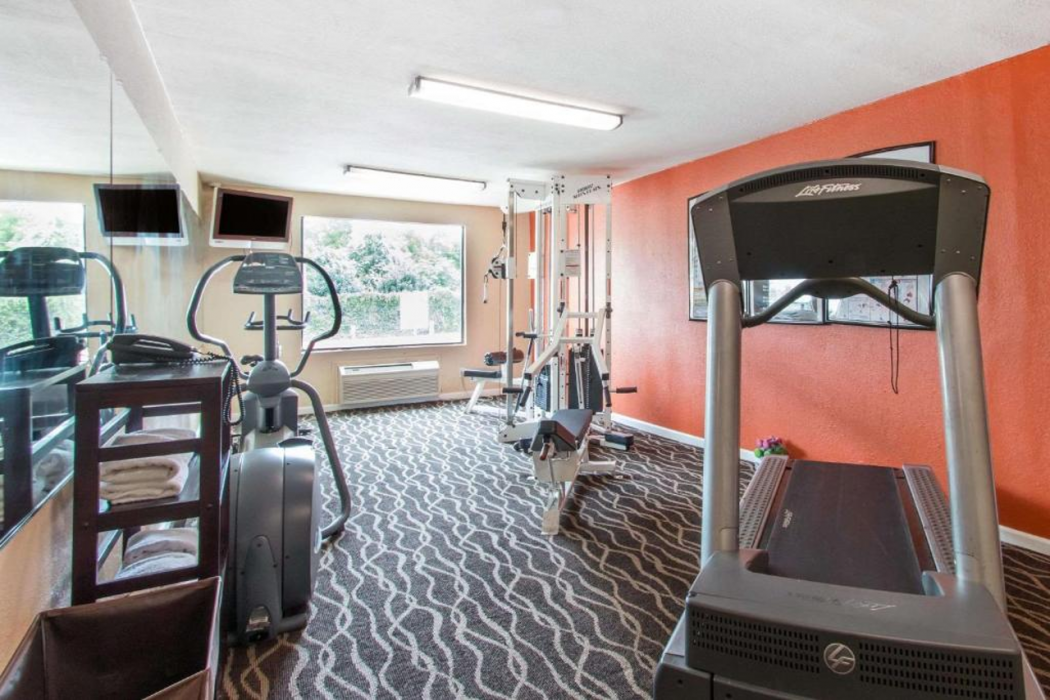 Quality Inn & Suites I-35 Near Frost Bank Center San Antonio, TX 17/33