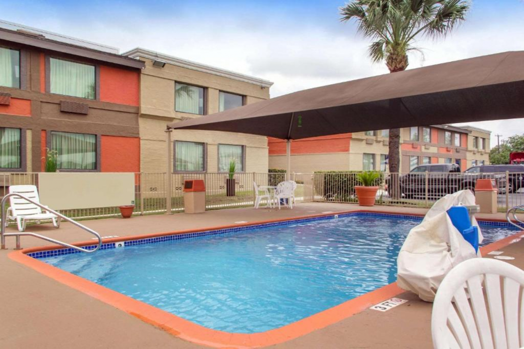 Quality Inn & Suites I-35 Near Frost Bank Center San Antonio, TX 18/33
