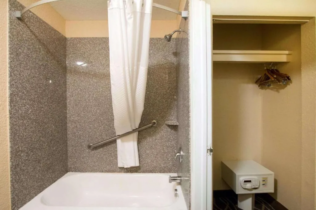 Quality Inn & Suites I-35 Near Frost Bank Center San Antonio, TX 14/33