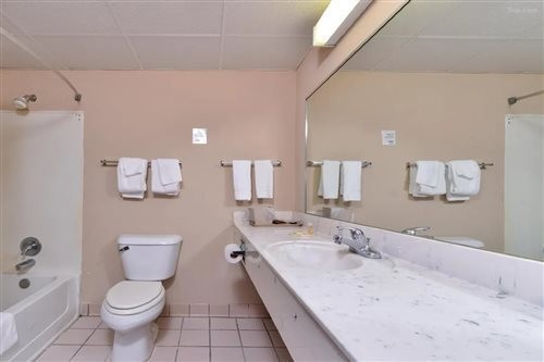 Econo Lodge Inn & Suites Warsaw, NC 10/11