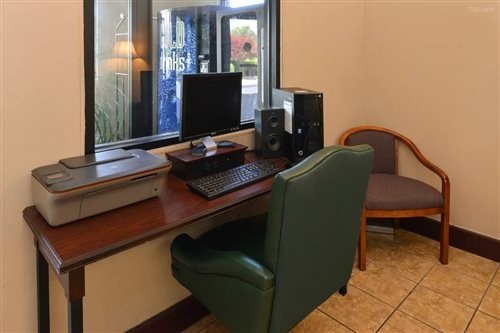 Econo Lodge Inn & Suites Warsaw, NC 6/11