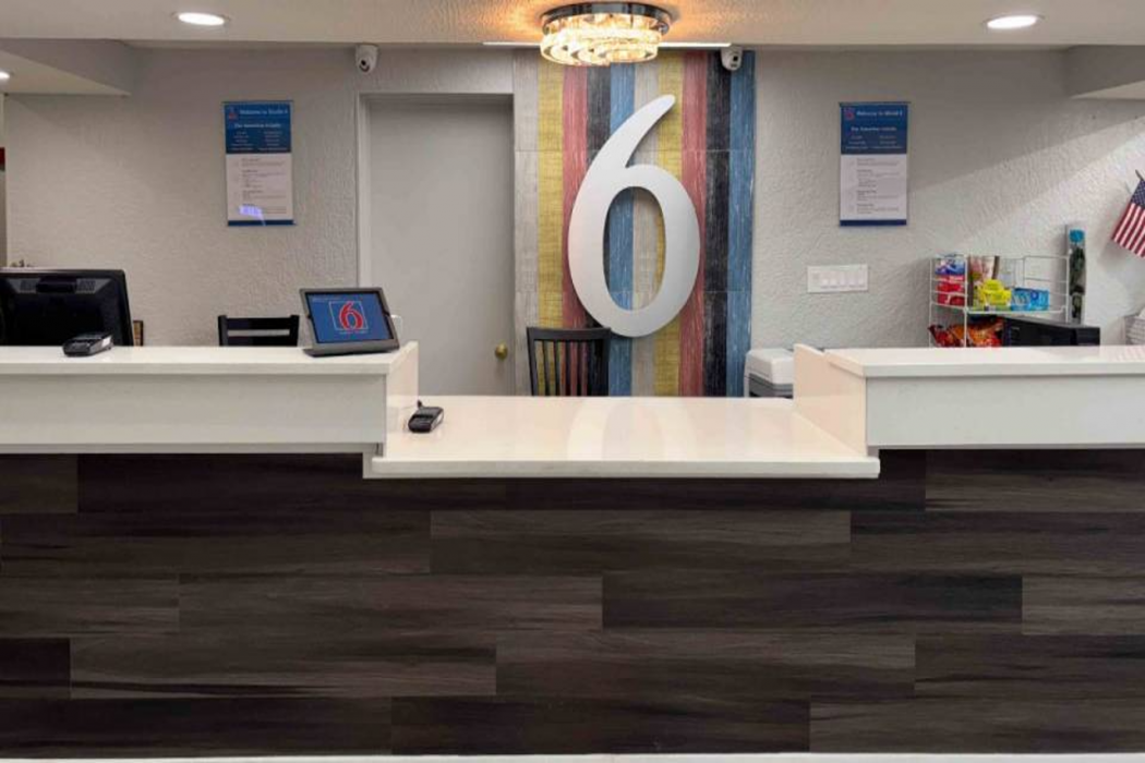 Lobby at Motel6 Tallahassee, FL – North Monroe, TALLAHASSEE - FL
