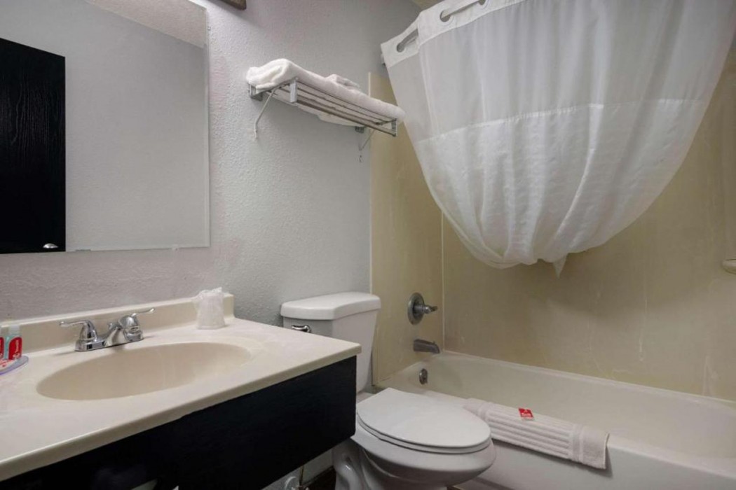 Econo Lodge Scottsbluff, NE 11/35