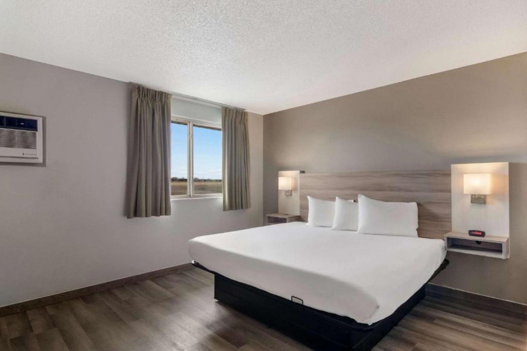 Econo Lodge Scottsbluff, NE 14/35