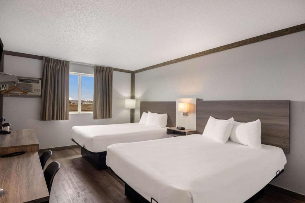 Econo Lodge Scottsbluff, NE 17/35
