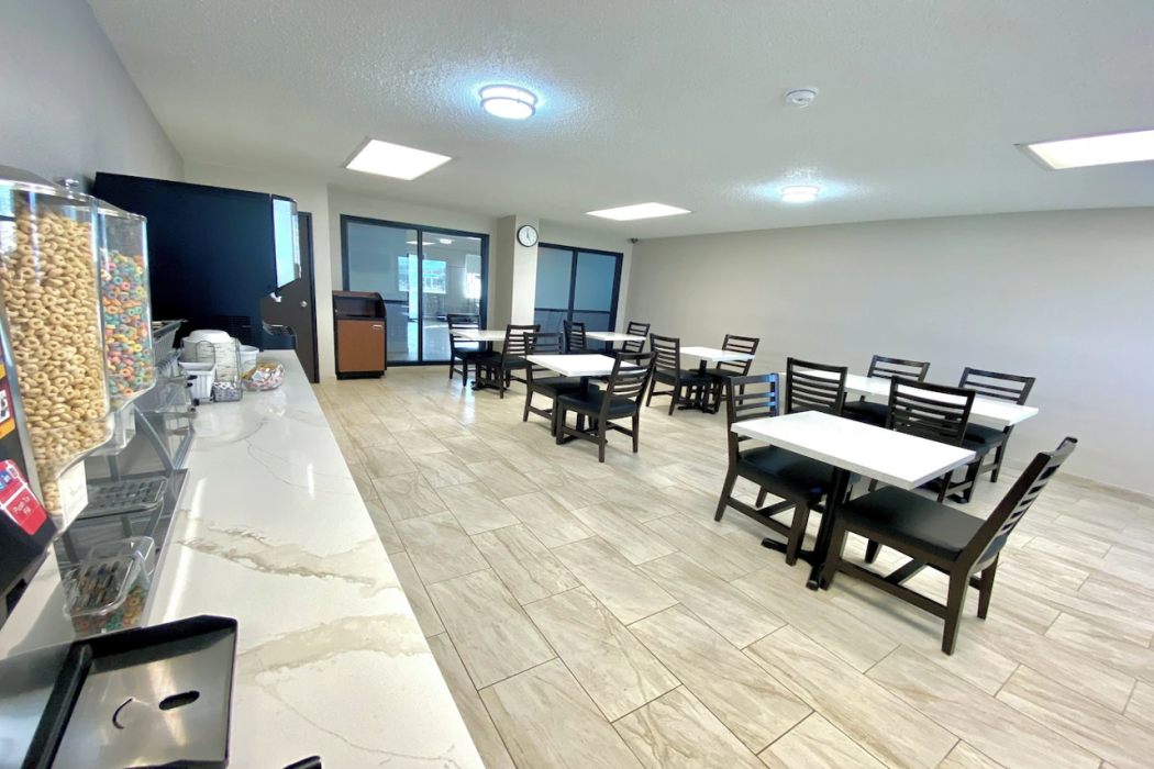 Baymont by Wyndham Oshkosh Airport 25/32
