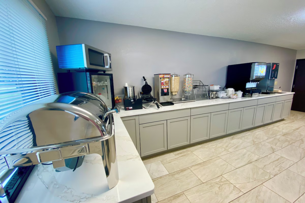 Baymont by Wyndham Oshkosh Airport 24/32