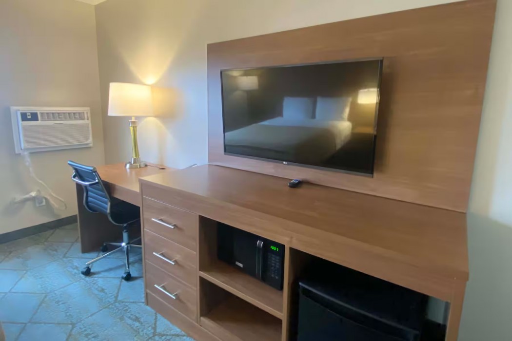 Baymont by Wyndham Oshkosh Airport 15/32