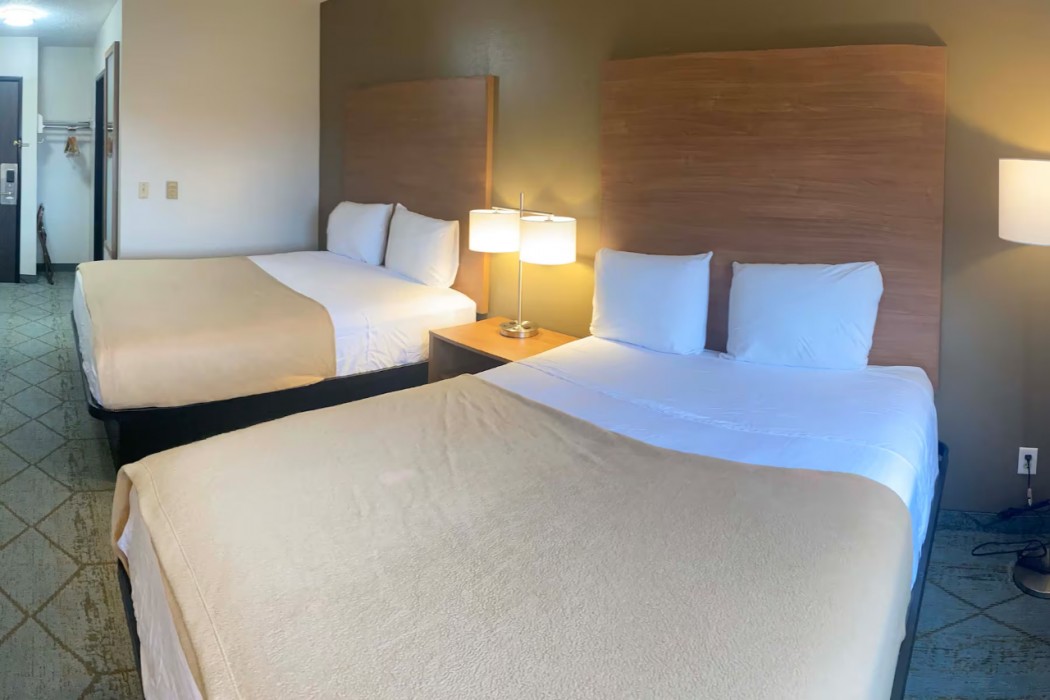 Baymont by Wyndham Oshkosh Airport 12/32