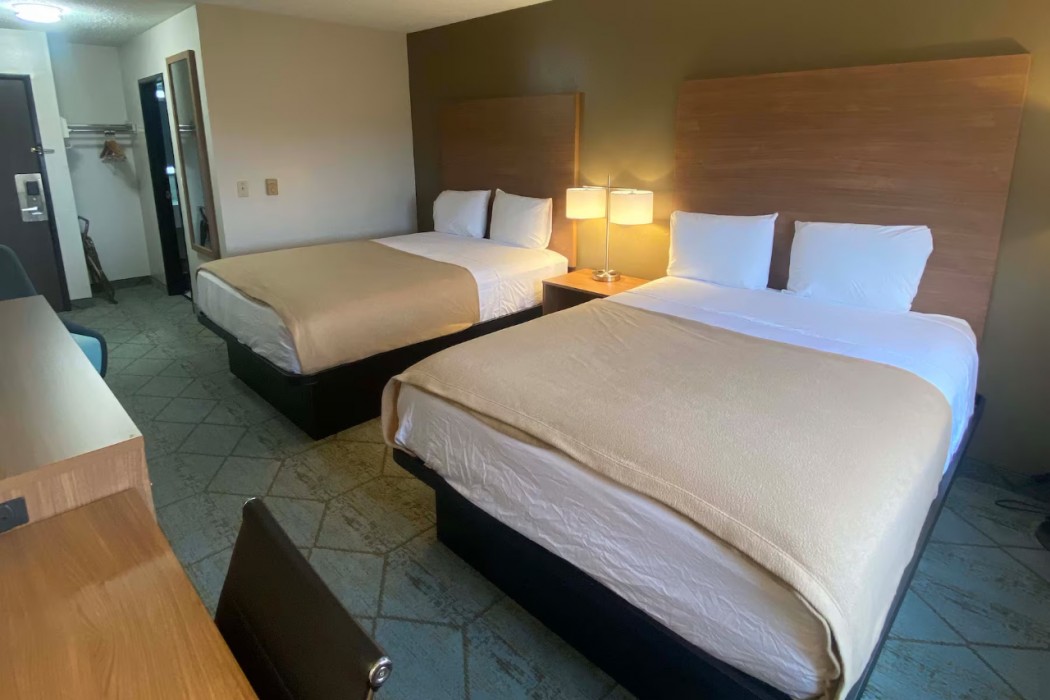 Baymont by Wyndham Oshkosh Airport 14/32