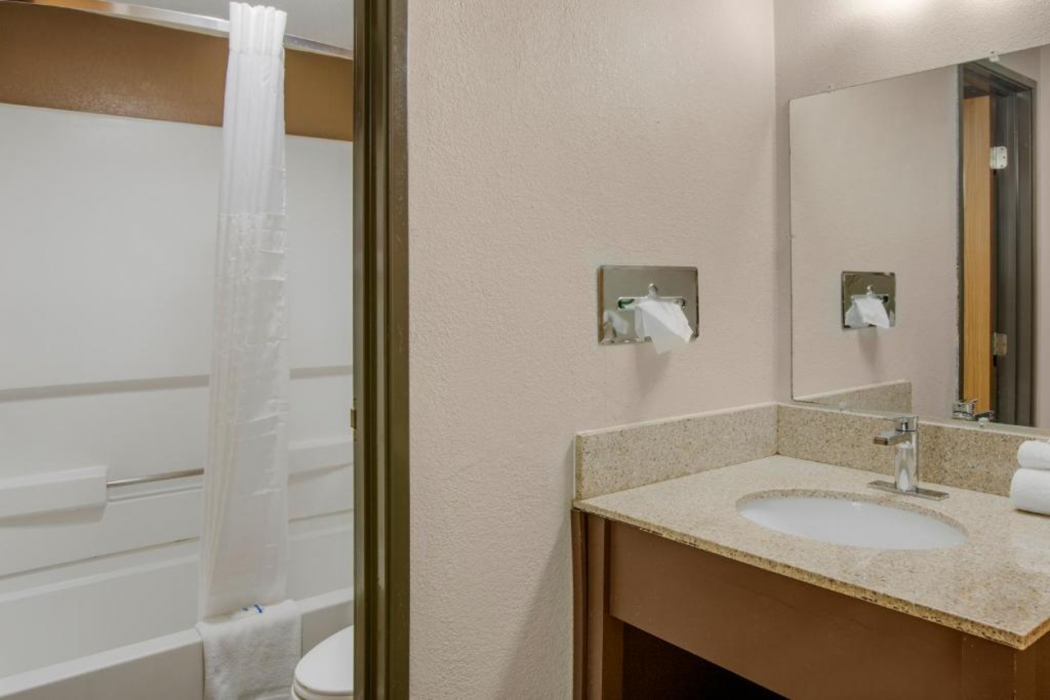Rodeway Inn & Suites Grand Rapids Southeast 16/39