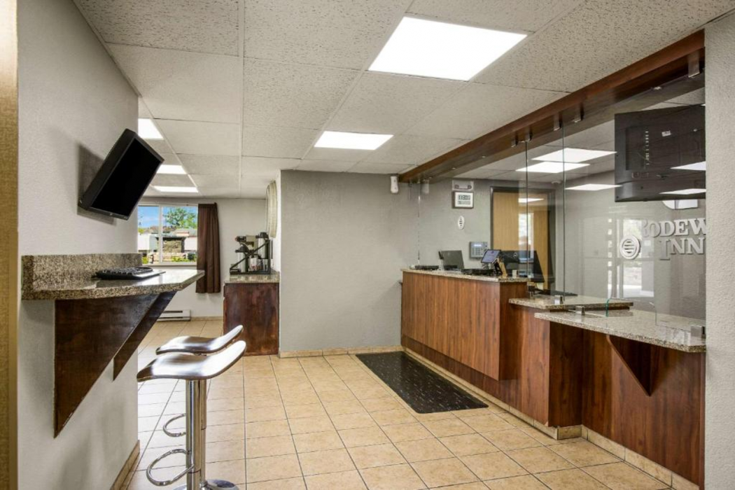 Rodeway Inn & Suites Grand Rapids Southeast 6/39