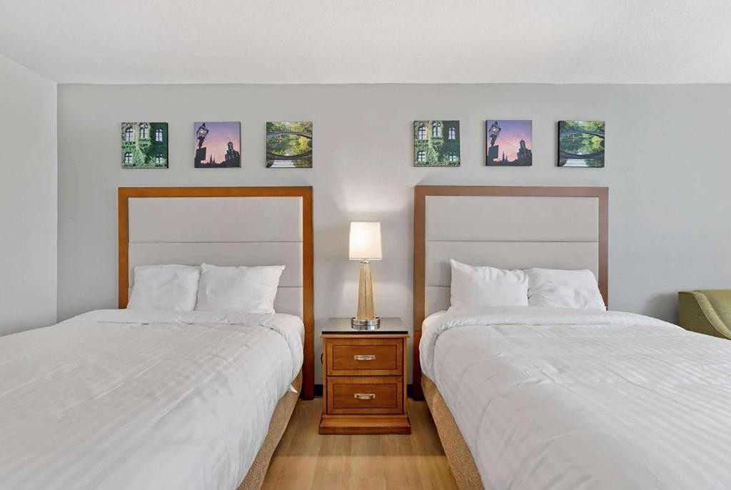 Days Inn By Wyndham Erie 9/39