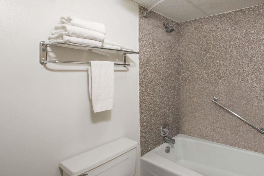 Travelodge by Wyndham Great Bend 18/32