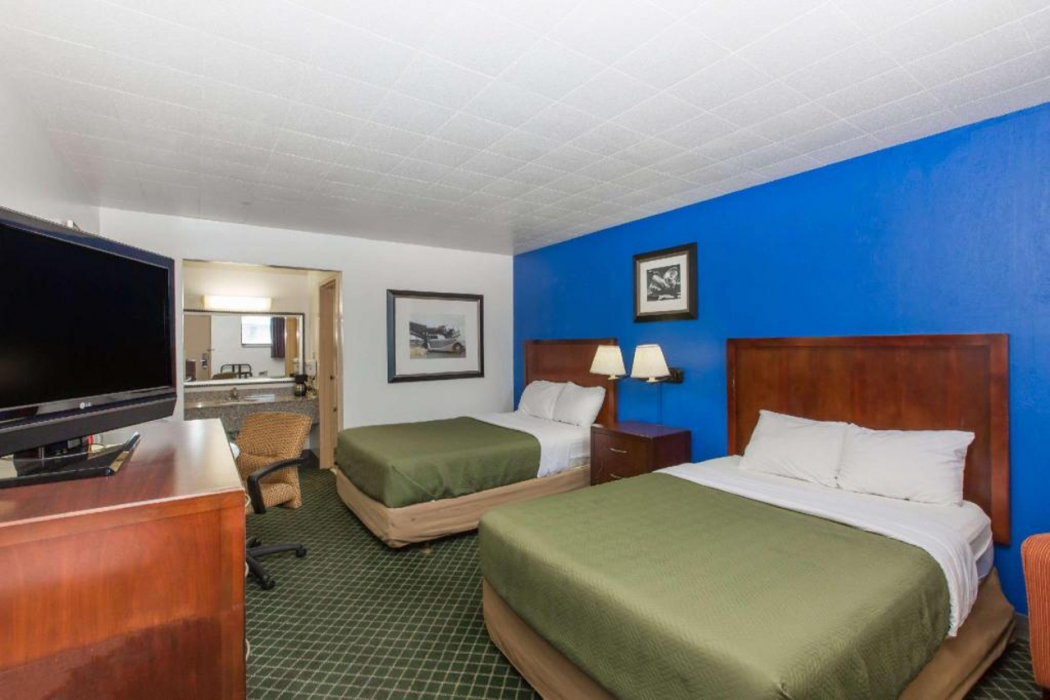 Travelodge by Wyndham Great Bend 8/32