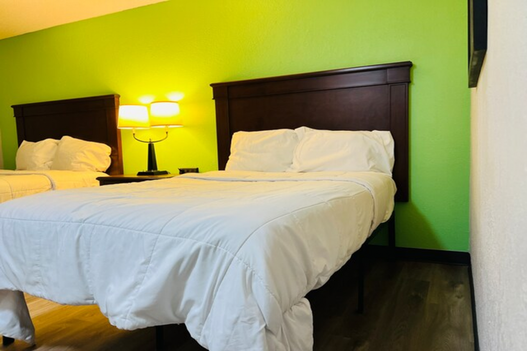 Super Inn by OYO Lansing MI 11/28