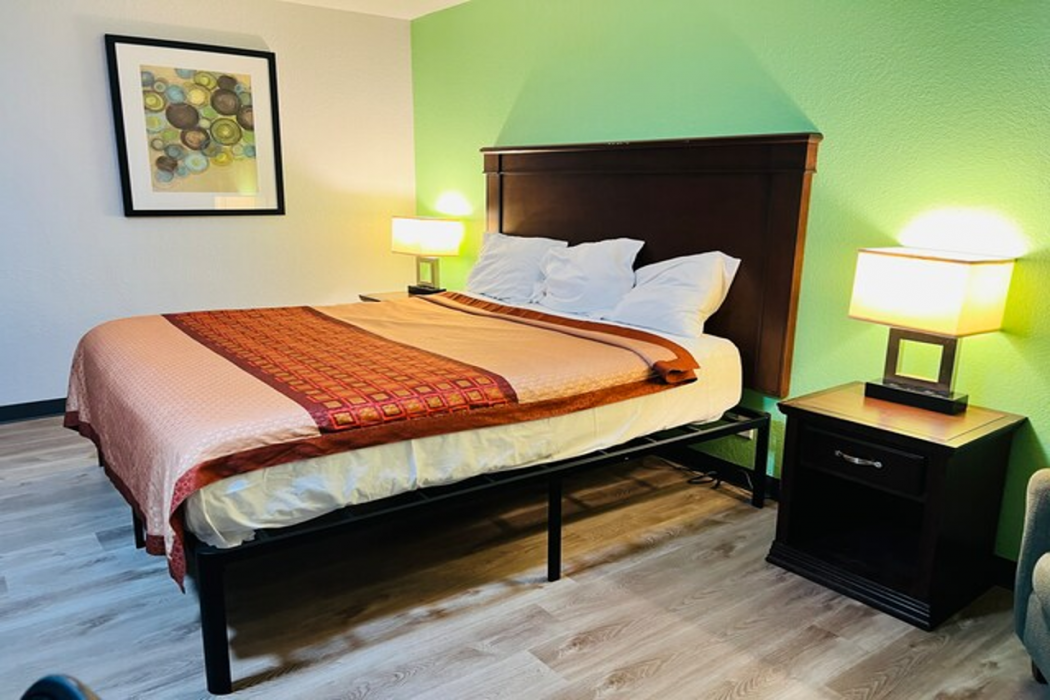 Super Inn by OYO Lansing MI 8/28