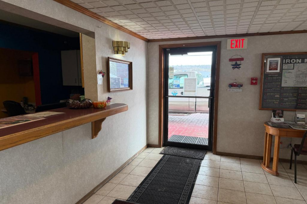 Lobby at Iron Mountain Inn & Suites MI US 2, IRON MOUNTAIN - MI
