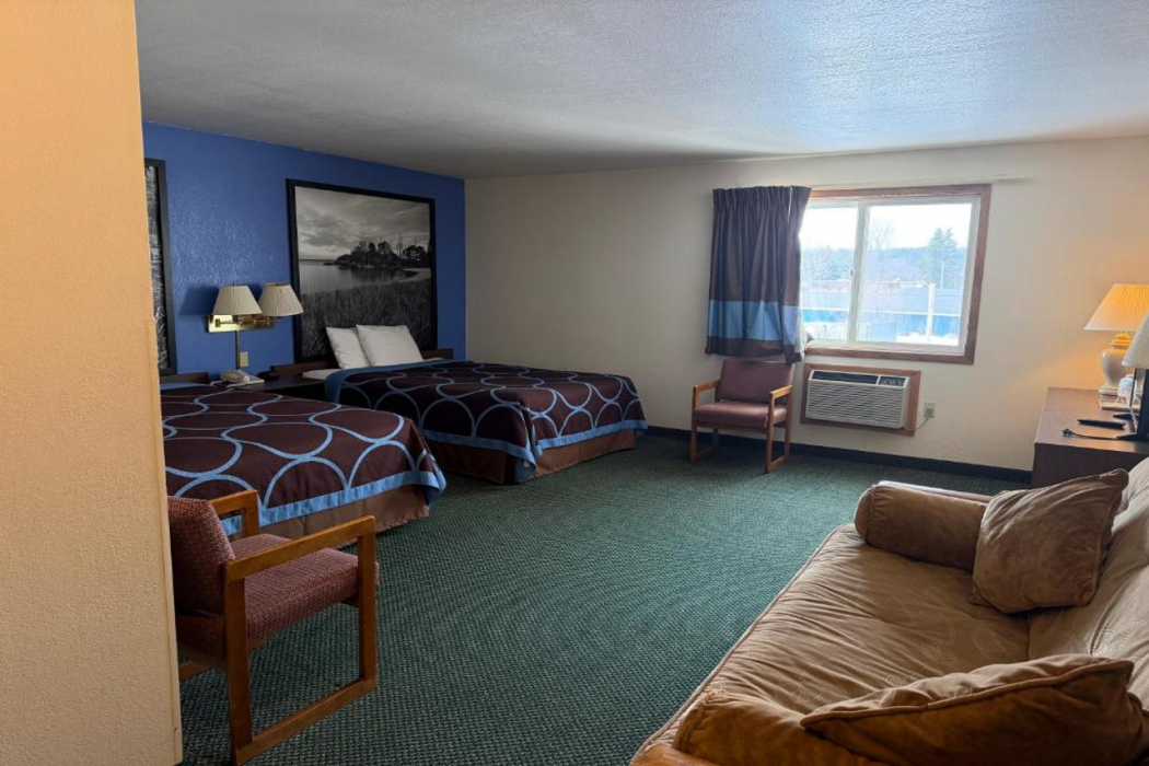 Iron Mountain Inn & Suites MI US 2 6/13
